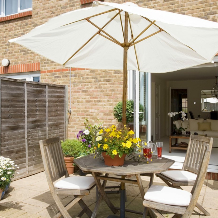 Gartenmöbel aus Holz, ein weißer Sonnenschirm, ein Zaun aus Holz, günstige Gartengestaltung Ideen
