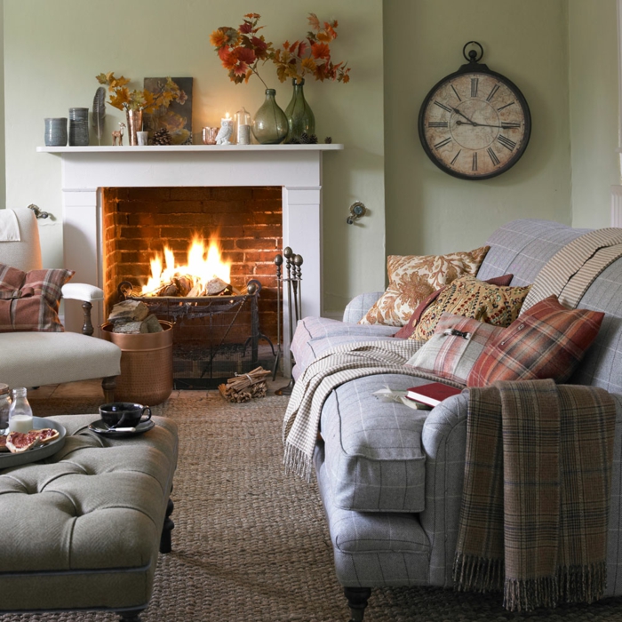 ein Wohnzimmer mit hellgrüne Wand und graues Sofa, Sackleinen Teppich, kleine Räume einrichten