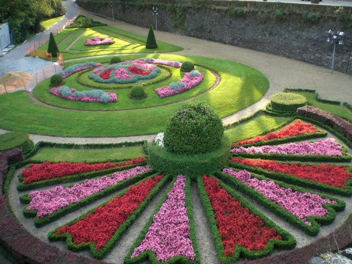 Garten Ideen günstig, ein runder Garten mit rosa und rote Blumen, geometrische Formen