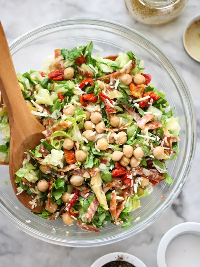 eine bunte Mischung aus gesunden Zutaten, Kichererbsen, Salat und Paprika, ausgefallene Salate für Grillparty
