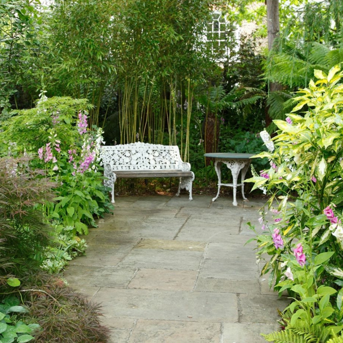 Barock Gartenmöbel in weißer Farbe, hohe Zierbäume, Garten Ideen günstig, lila Blumen