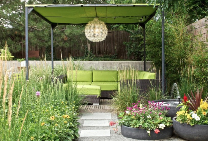 DIY Pflanzkübel, wilde Pflanze, bequeme grüne Gartenmöbel. selbstgemachte Pergola, Garten Ideen günstig