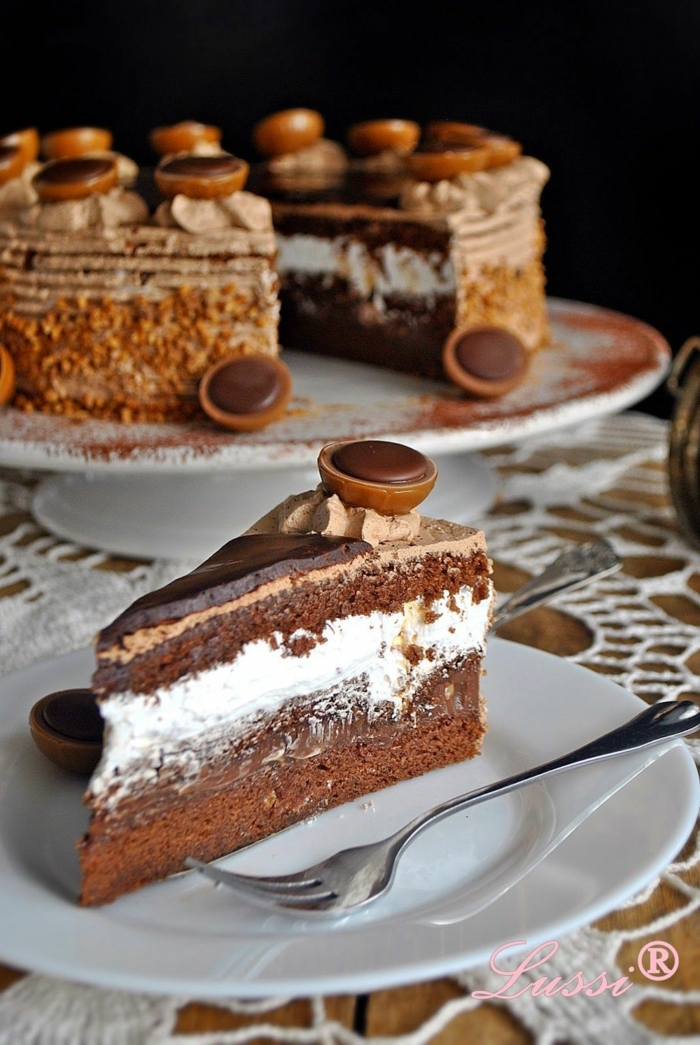 ein klassisches Rezept für Toffifee Schokoladenkuchen, weiße Creme, Toffifee Pralinen