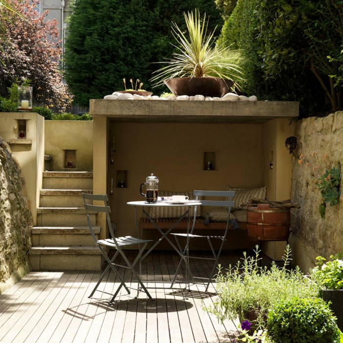 ein runder Tisch mit zwei Stühle, eine Nische, Gartendiele, Pflanzen in Kübeln, Garten Ideen günstig