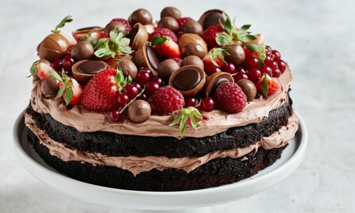 ein bildschöner Kuchen, Toffifee Torte Rezepte mit Erdbeeren, Himbeeren und Sauerkirschen
