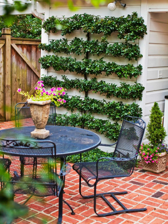 schöne blaue Gartenmöbel, ein vertikaler Garten, Vase mit rosa Blumen, Garten Ideen günstig