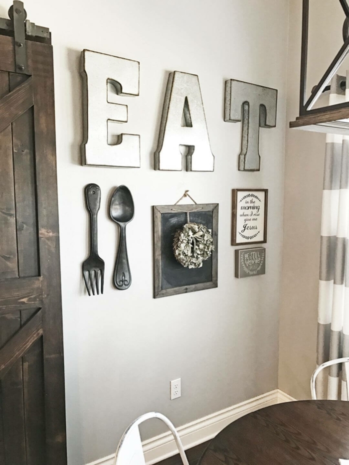 Graue glänzende Buchstaben, Gabel und Löffel an die Wand gehängt, Küchenwand gestalten