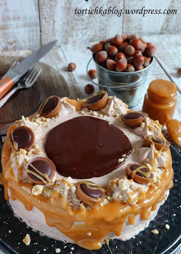 eine Toffifee Torte, die die Praline ähnelt, Caramel als Glasur, Schokolade Glasur mittens