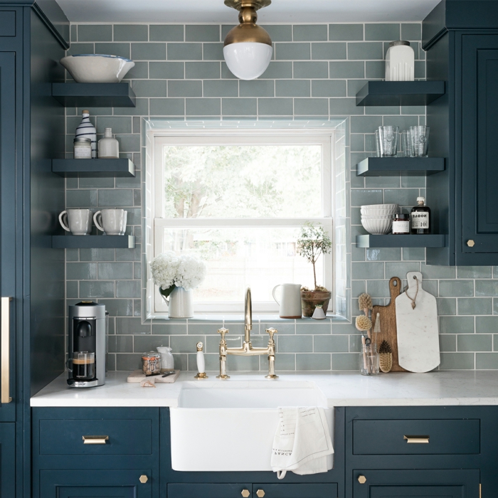graue Fliesen, blaue Regale mit Geschirr als Dekoration, Küchenwand gestalten, weißer Waschbecken