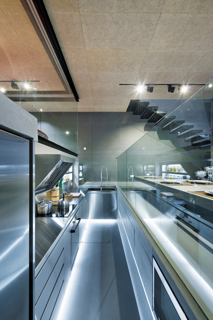 eine große graue küche mit einem grauen waschbecken und mit einer grauen langen treppe und lampen, ein zimmer einrichten
