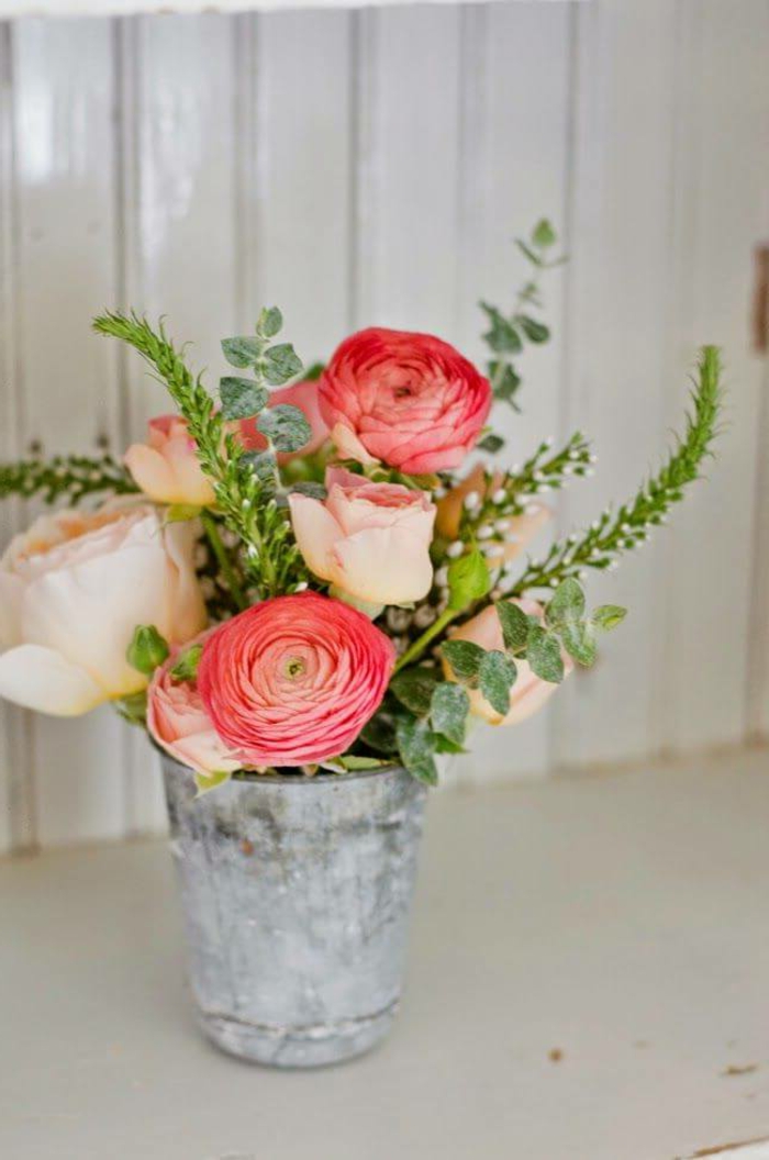 rosa Rosen, grüne Blätter, ein silbernem Blumentopf, Deko Kommunion