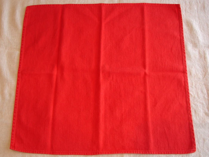 eine weiße decke und eine große rote serviette, servietten falten einfach und wirkungsvoll, bestecktasche nähen