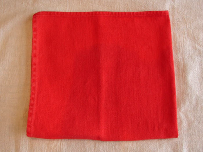 weiße decke und eine große rote serviette, eine rote bestecktasche machen, servietten falten einfach und wirkungsvoll