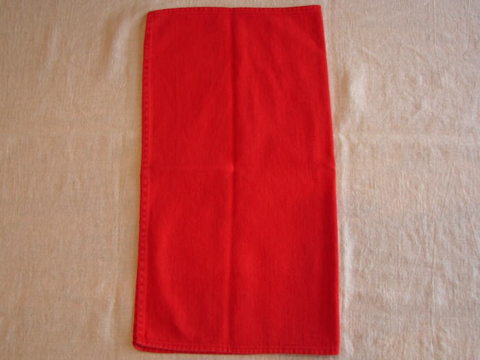eine diy anleitung, servietten falten einfach und wirkungsvoll, eine große rote bestecktasche selber basteln, tischdeko selber machen