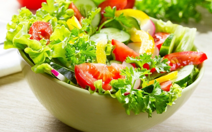 ausgefallene Salate für Grillparty, Salat, Petersilie und Tomaten, Radieschen