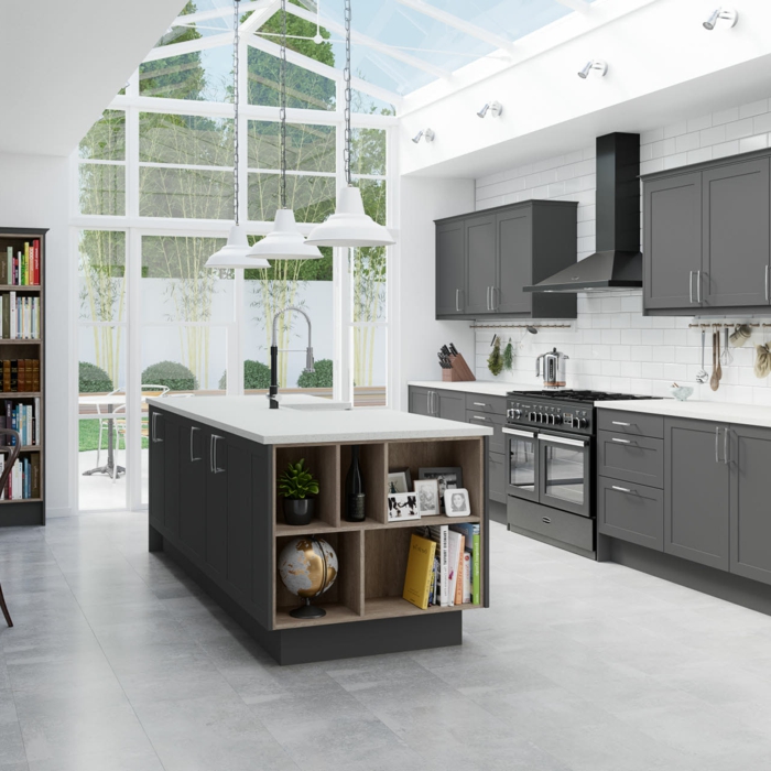 hellgraue Wandfarbe, graue Regale, Glaswand und Glasdach, moderne Küche