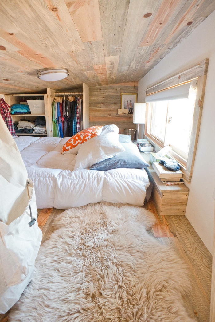 eine richtig kleine Dachwohnung, flausischer Teppich, eine Matratze als Bett, kleine Räume optisch vergrößern