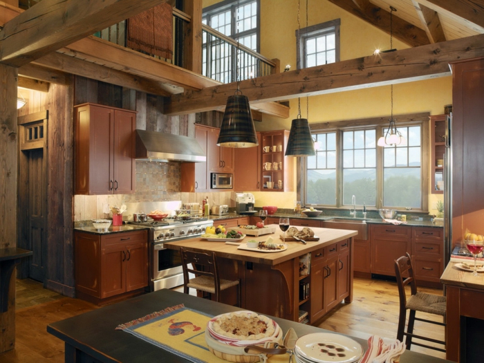 eine rustikale Küche in einem Landhaus, hängende Lampen und Balken, Wanddeko Ideen