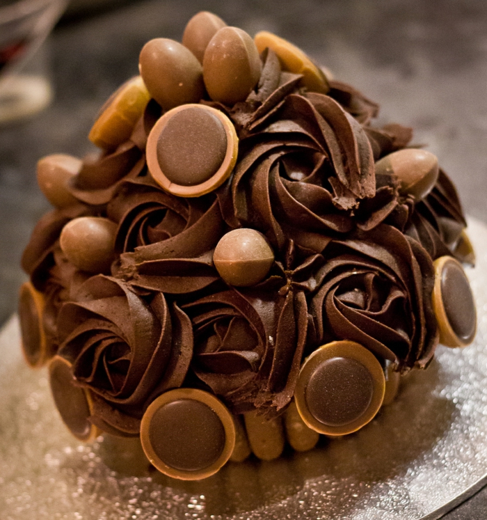 eine Toffifee Torte einfach himmlisch für ein Kindergeburtstag, leckere Schokoladeeier und Pralinen