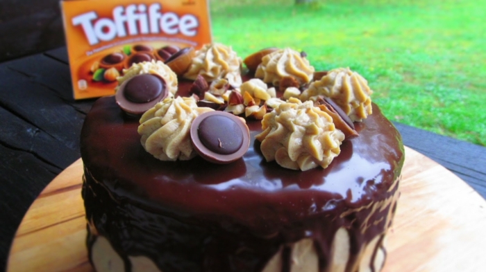 Torte mit Schokoladen Glasur, Toffifee Torte einfach himmlisch, Pralinen und Nüsse als Verzierung