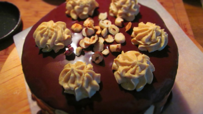 schnelles und einfaches Toffifee Torte Rezept, Nüsse, Caramel und Schokolade als Dekoration