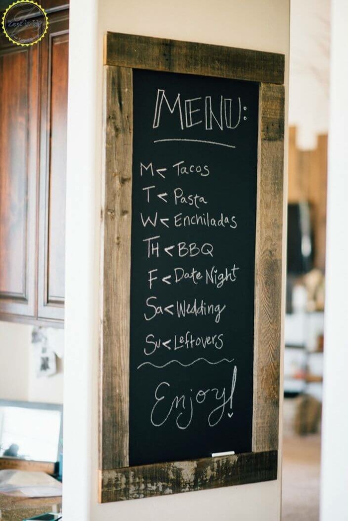 Wanddekoration Ideen, mit einer Speisekarte für Verlobten auf schwarzen Tafel in der Küche geschrieben