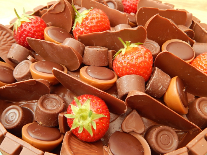 frische Erdbeeren und Schokolade als Dekoration, traumhaftes Toffifee Torte Rezept