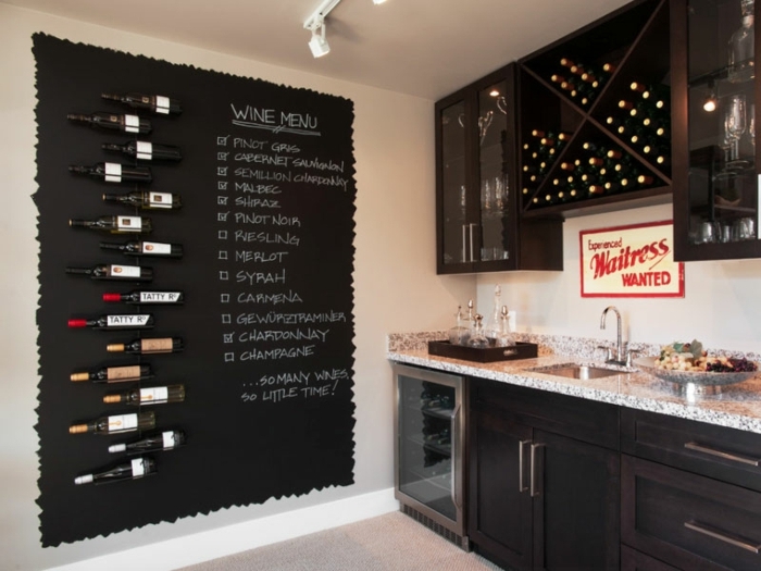 Wein Trinkkarte, Tafelfarbe in der Küche, Flaschen horizontal befestigt, Wanddekoration Ideen