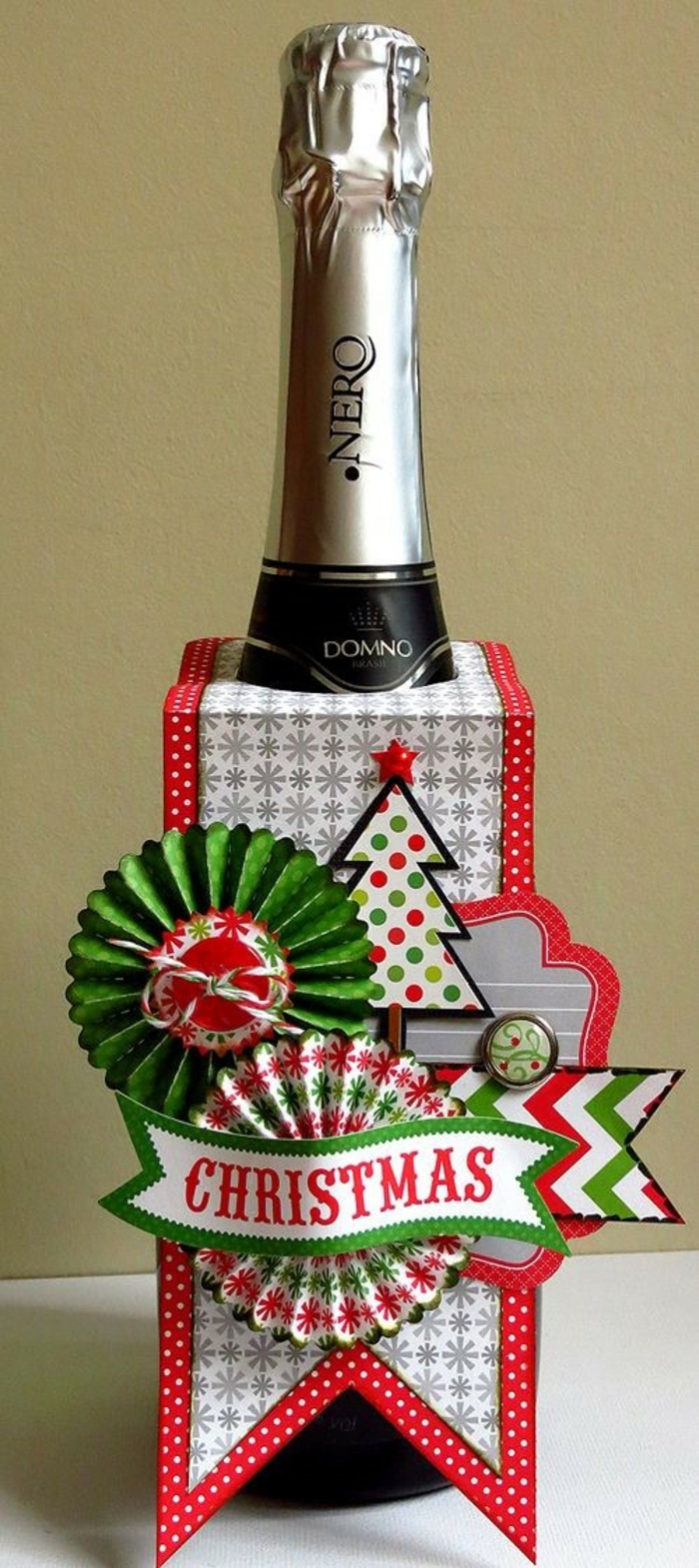 ein Bier zu Weihnachtsparty verpacken, Verpackung aus Papier, Flasche einpacken