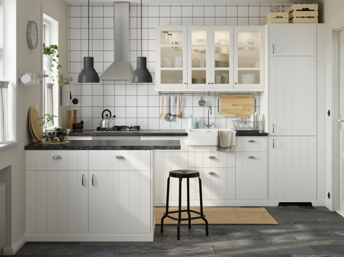 Deko Wand, eine weiße Küche mit weißer Fliesen, graue hängende Lampen