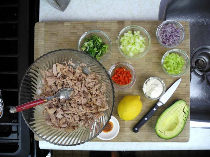 abendessen low carb, tunfisch rezept idee mit gehacktem gemüse paprka, avocado, zwiebel, zitrone
