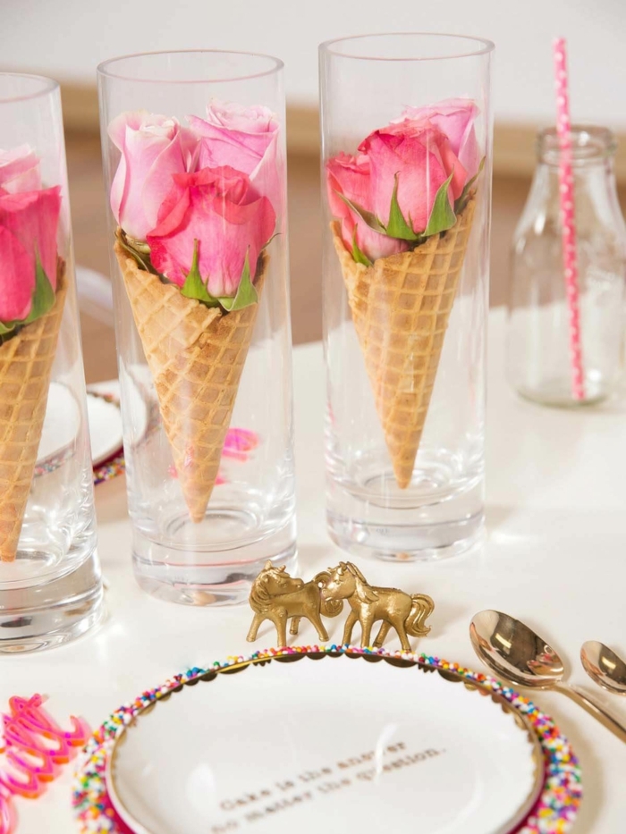 drei Gläser voller rosa Rosen in Eiswaffeln, Tischdeko Kommunion selber machen