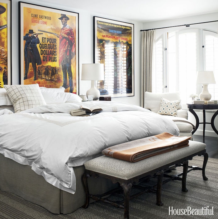 schlafzimmer ideen schlichtes design in weiß und grau, wanddeko, bunte plakate, vorhänge, lampe