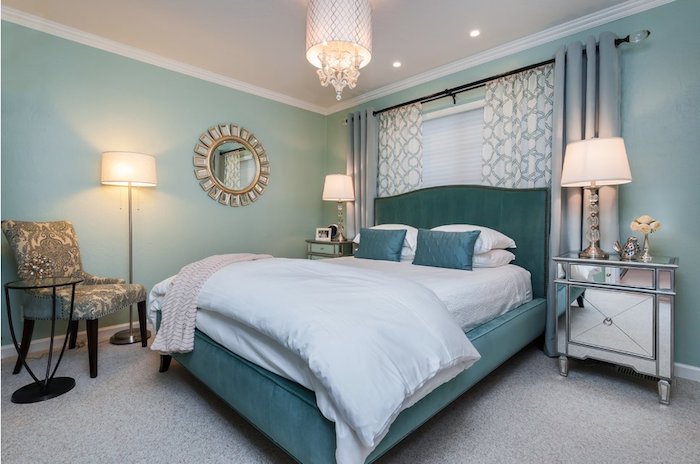 schlafzimmer einrichten beispiele, blaues zimmerdesign, nuancen des blauen, spiegel mit goldenem rahmen, vorhänge