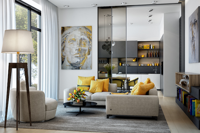Wohnzimmer in Grau, Möbel in Beige, gelbe Deko Kissen, Stehlampe und Portrait 