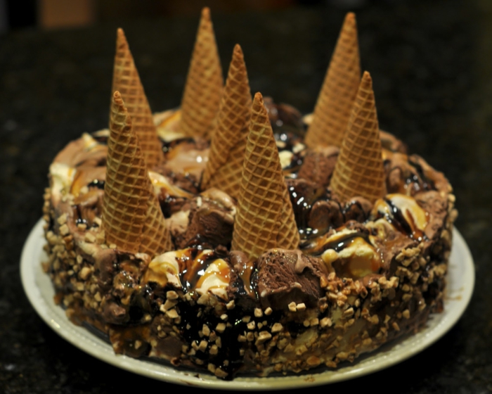 Torte aus Schokoladen und Vanilla Eis, mit Eiswaffeln als Dekoration, Toffifee Kuchen