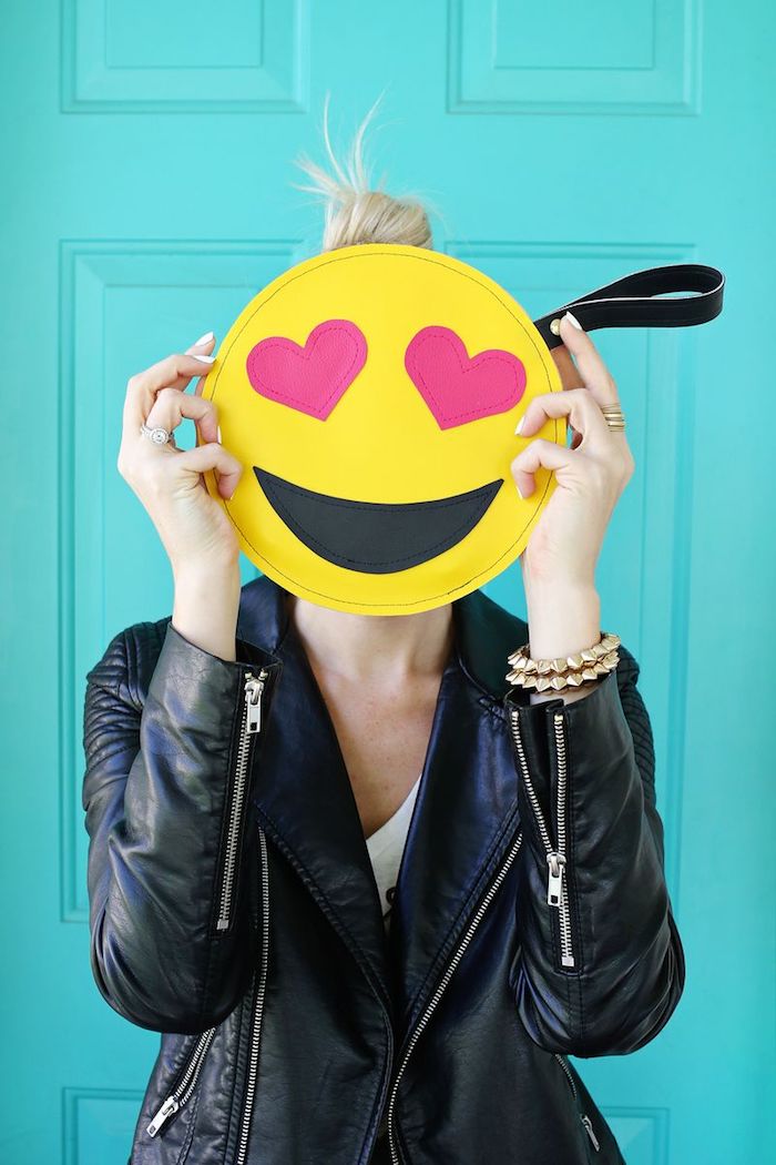 Emoticon Clutch selber nähen, Frau mit blonden Haaren, schwarze Lederjacke und goldenes Armband