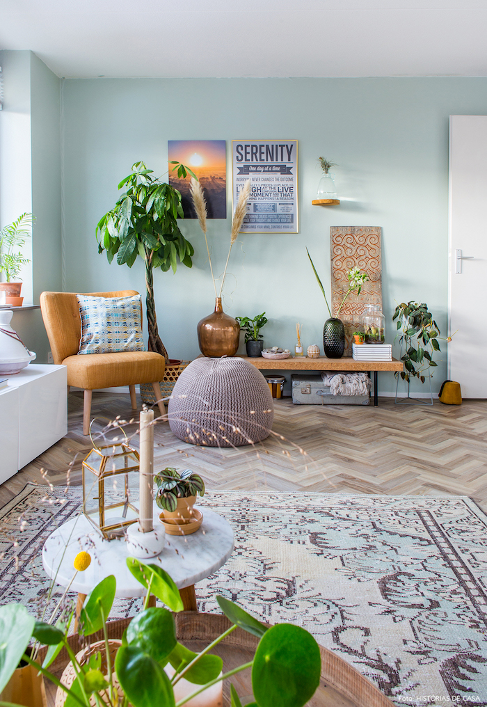 Wohnzimmer Einrichtung, Wandfarbe Türkis, grüne Zimmerpflanzen, helle Farbnuancen