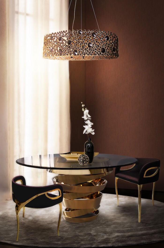 Wohnzimmer in Braun, Kronleuchter mit Perlen, runder Tisch und schwarze Stühle