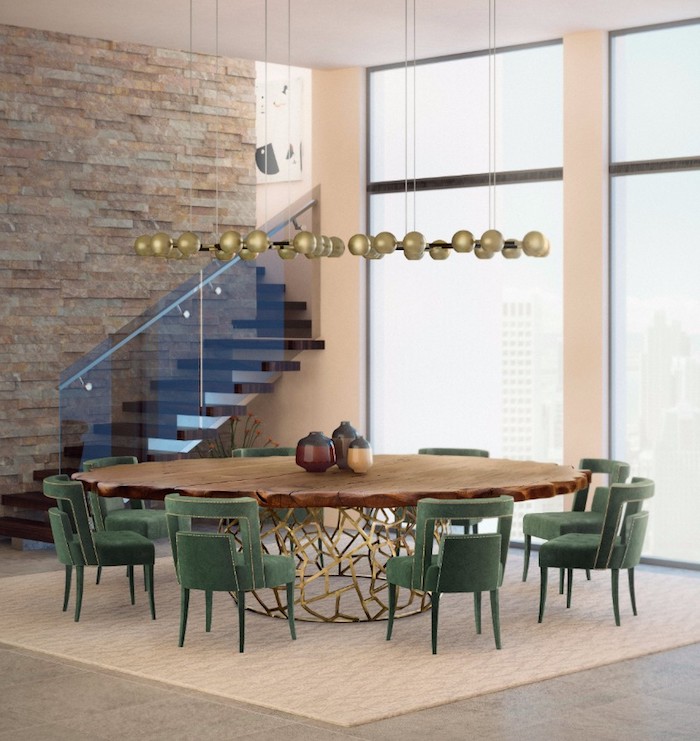 Runder Holztisch und grüne Stühle, Wandfarbe Beige, Wohnzimmer Einrichtung