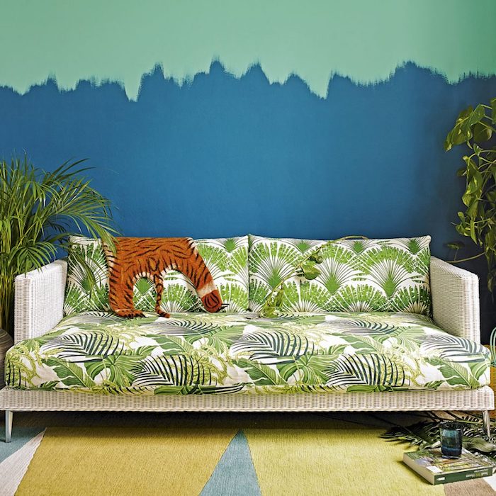 Wohnzimmer Einrichtung von der Natur inspiriert, grüne Zimmerpflanzen, Wandfarbe Blau und Grau