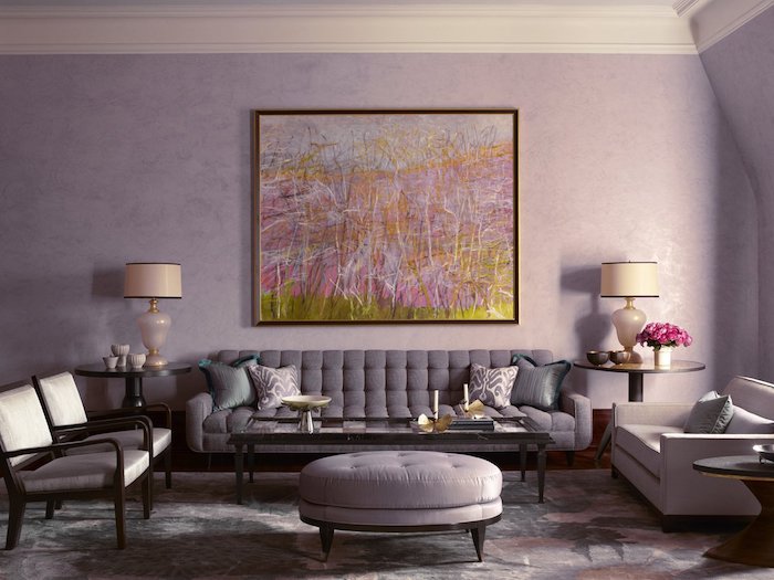 Wohnzimmer in Lila, graue Möbel, Farben kombinieren, Gemälde an der Wand und weiße Nachttischlampen