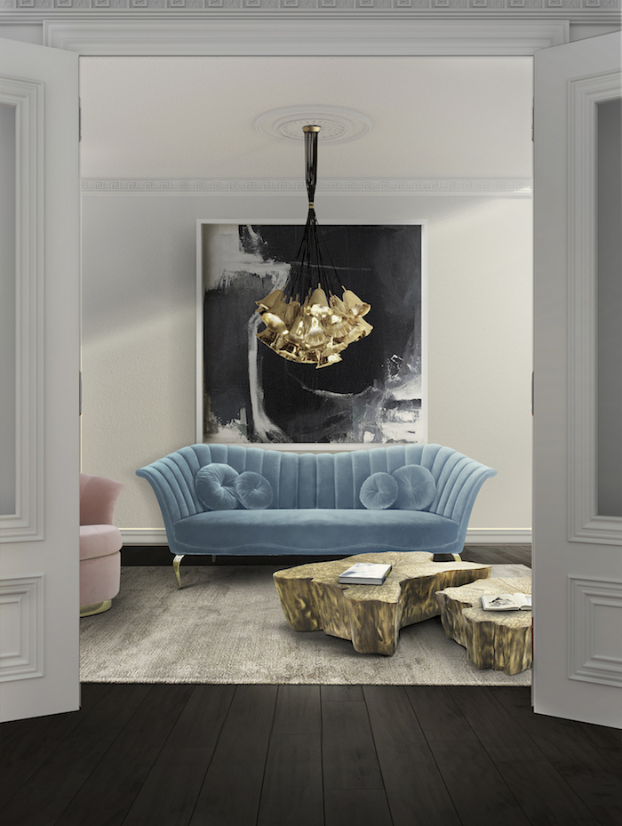 Wohnzimmer Einrichtung, Wandfarbe Weiß, blaues Sofa, verspielter Kronleuchter