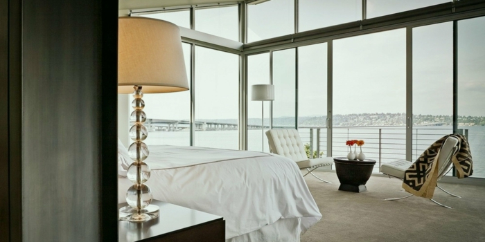 schlafzimmer bett weiß und groß, dekorationen luxuriös, fensterwände, elegantes design, schöne stehlampen