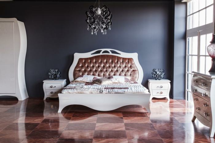 edle schlafzimmer farben, luxusinterieur zu hause, bett mit weißen holzrahmen und samtbedeckung, marmorboden, lüster stilvoll