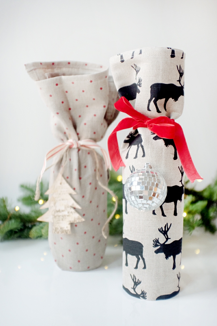 zwei Flaschen mit Dekorationen, Flasche als Geschenk verpacken, Geschenke zu Weihnachten