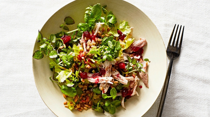 Salat mit Fleischstücke, ausgefallene Salate für Grillparty, Rucola und rote Soße