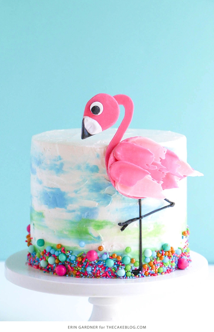 Geburtstagstorte mit Flamingo, Zuckerstreuseln und Zuckerperlen, weiße Buttercreme
