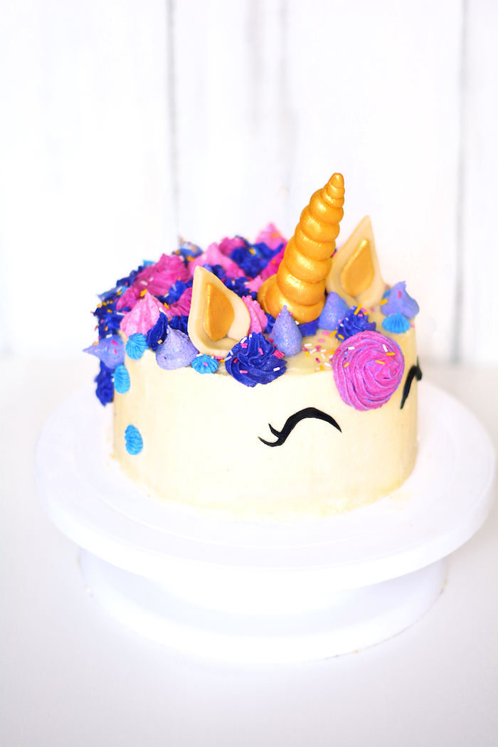 Einhorn Torte, tolle Idee für Kindergeburtstag, Blüten aus Sahne in Blau und Lila