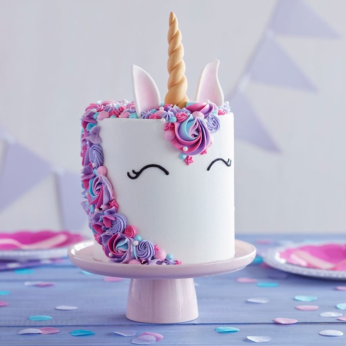 Idee für Einhorn Torte, lila und rosa blüten, goldenes Horn, Geburtstagstorte für Mädchen